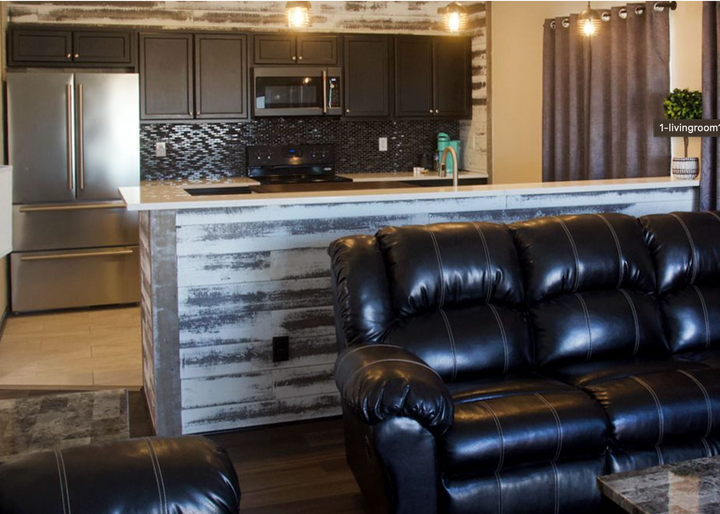 Weekend Stay One Bedroom Apartment Suite (approx. 980 Sq. Ft.)@ Eagles Canyon Raceway