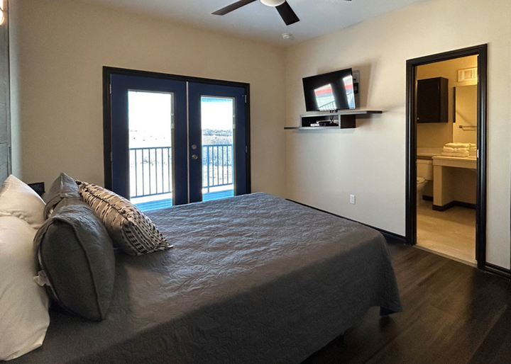 Weekend Stay One Bedroom Apartment Suite (approx. 980 Sq. Ft.)@ Eagles Canyon Raceway