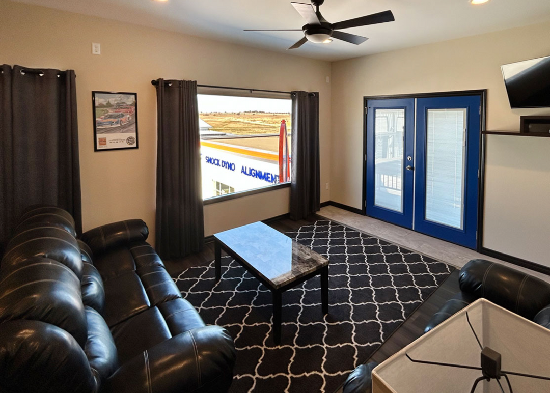 Weekend Stay One Bedroom Apartment Suite (approx. 980 Sq. Ft.)@ Eagles Canyon Raceway