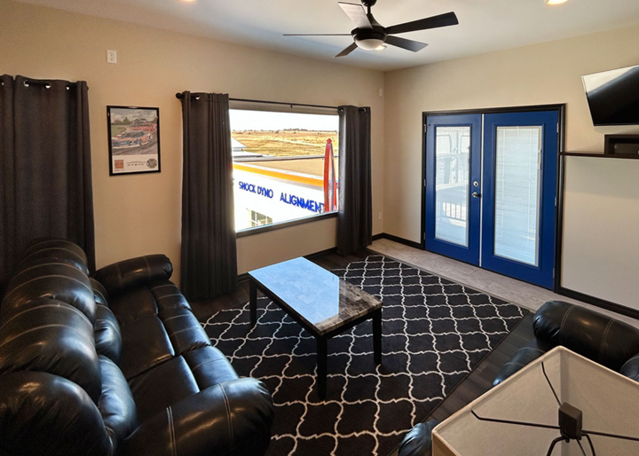 Weekend Stay One Bedroom Apartment Suite (approx. 980 Sq. Ft.)@ Eagles Canyon Raceway